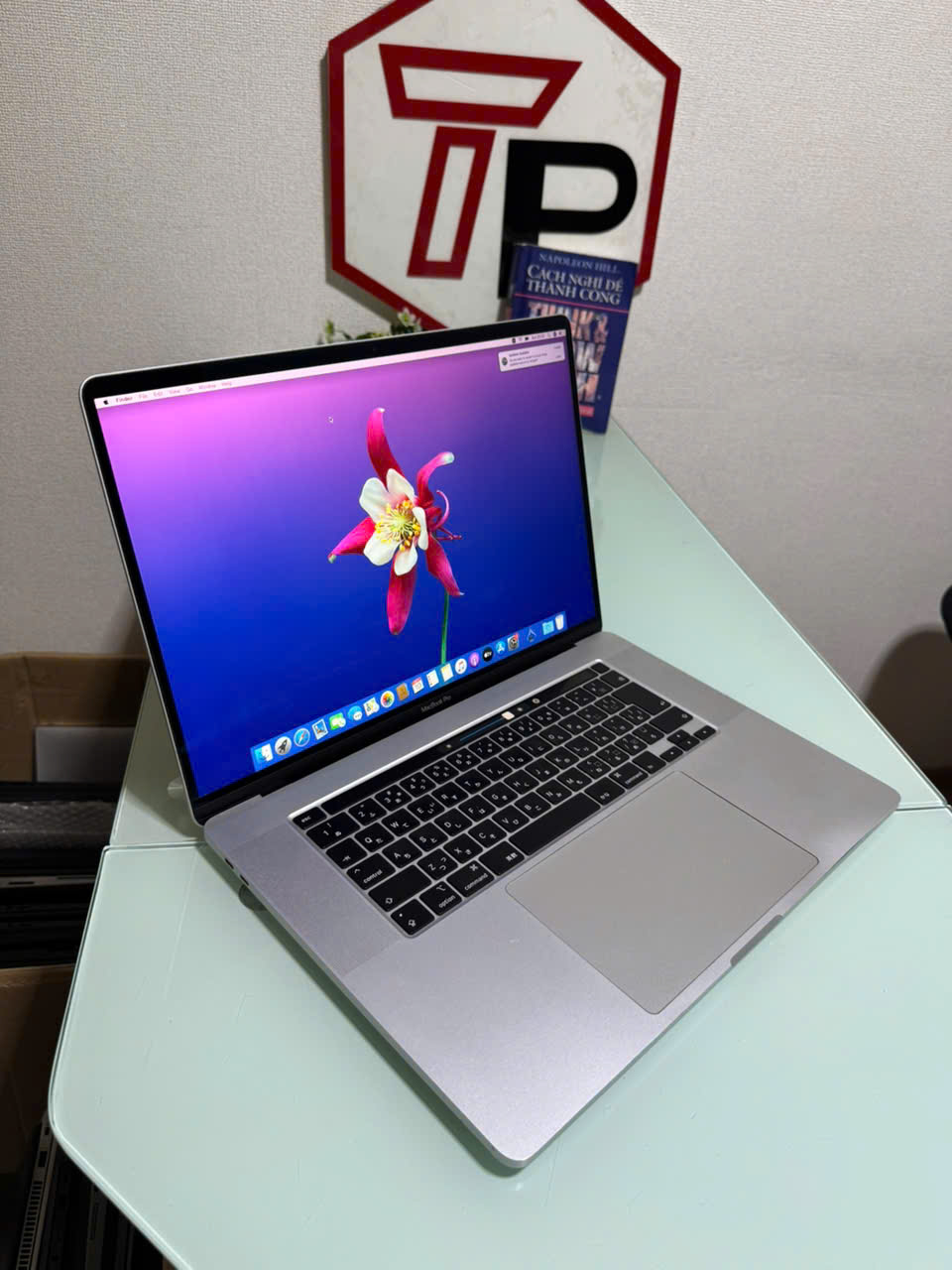 Macbook Pro 2019 Silver / Core i9 / RAM 16GB / SSD 512GB /AMD